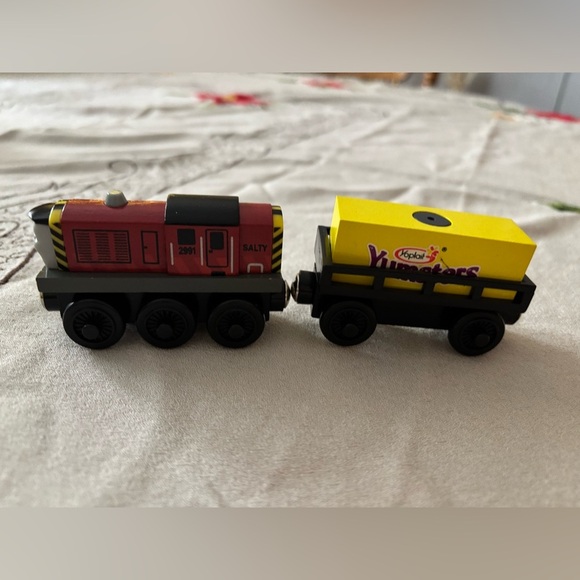 2004 SALTYthe WOODEN TRAIN w/ YOPLAIT YUMSTER CARGO  (Retired) BRAND NEW RARE - Picture 2 of 5